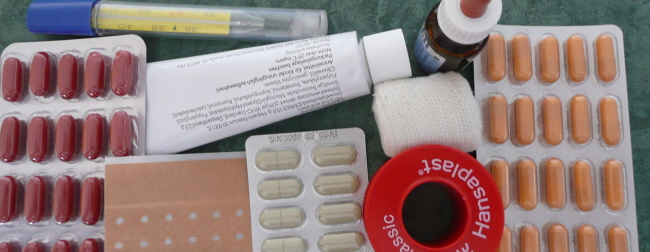 Tabletten, Pflaster, Mullbinde, Fieberthermometer