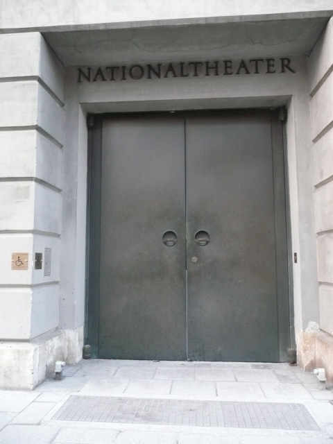 Nationaltheater: stufenloser Eingang für Rollstuhlfahrer