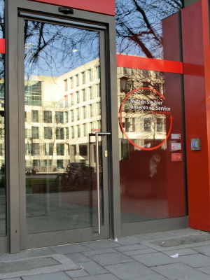 SSKM Rosenheimer Platz: Eingang mit automatischen Türöffner